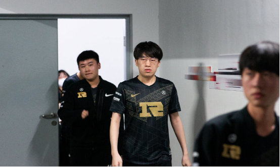 通过引进更 通过引进更